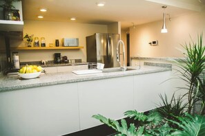 Geladeira, micro-ondas, fogão, cooktop