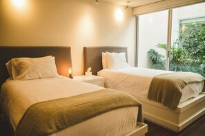4 camere, una scrivania, ferro/asse da stiro, culla da viaggio