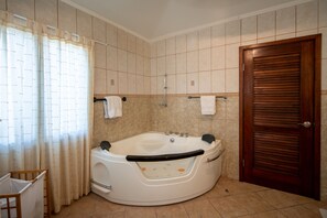 Combined shower/tub, jetted tub, hair dryer, towels - Steps to Malmok Beach –  with Oversized Pool (Noord)