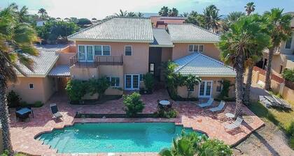 Steps to Malmok Beach â with Oversized Pool