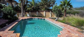 Steps to Malmok Beach – with Oversized Pool