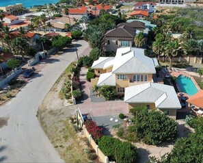 Exterior - Steps to Malmok Beach –  with Oversized Pool (Noord)