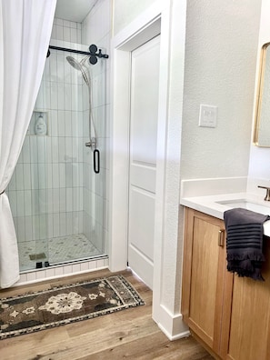 Shower - Luxury Round Top Farmhouse / 6mil to The Square (Round Top)