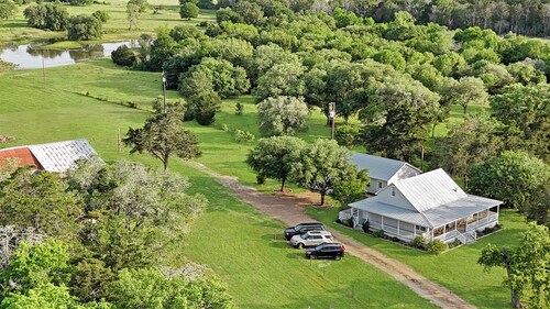 Luxury Round Top Farmhouse  / 6mil to The Square