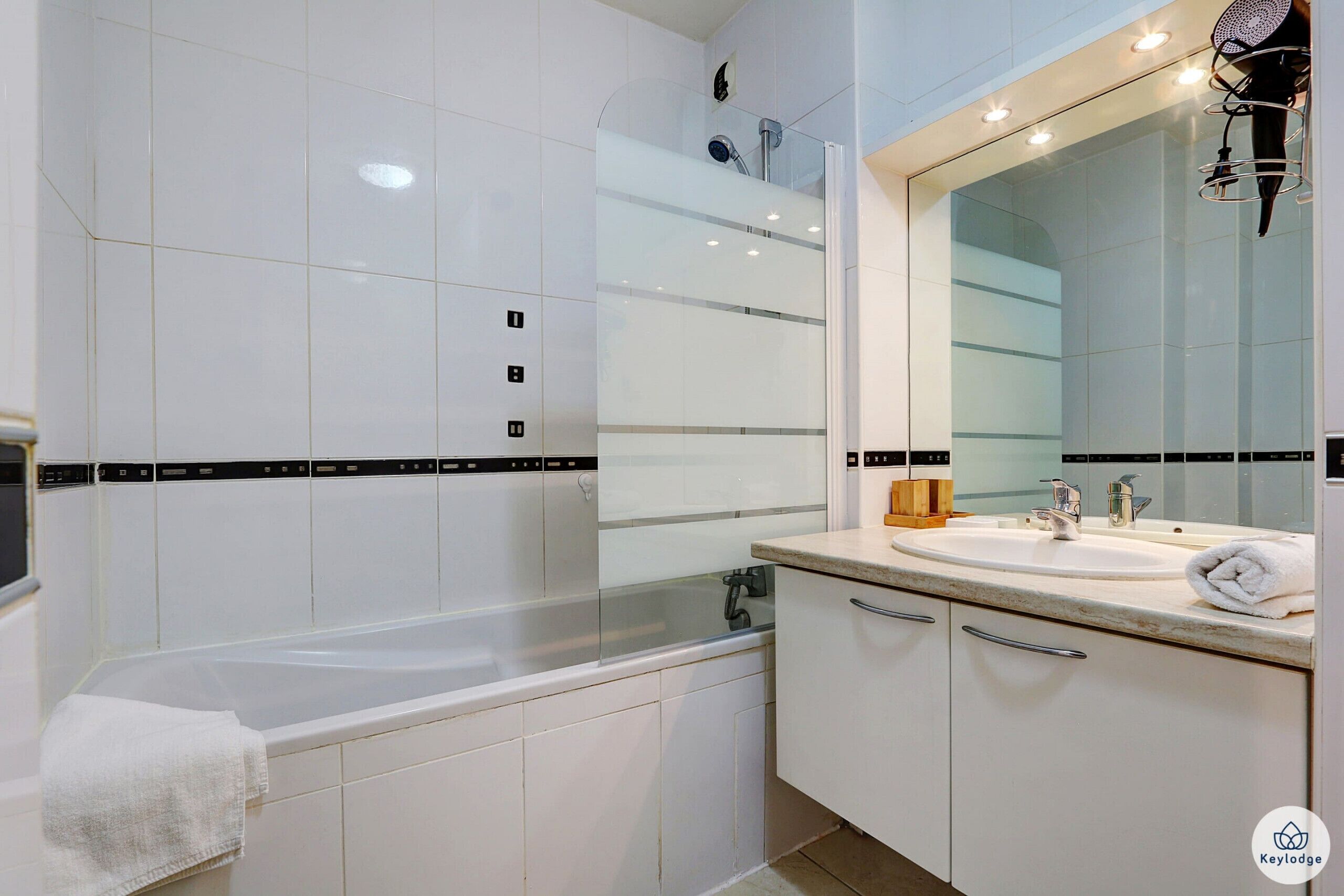 Badewanne, Haartrockner, Handtücher, Seife