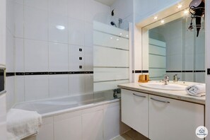 Baignoire, sèche-cheveux, serviettes fournies, savon