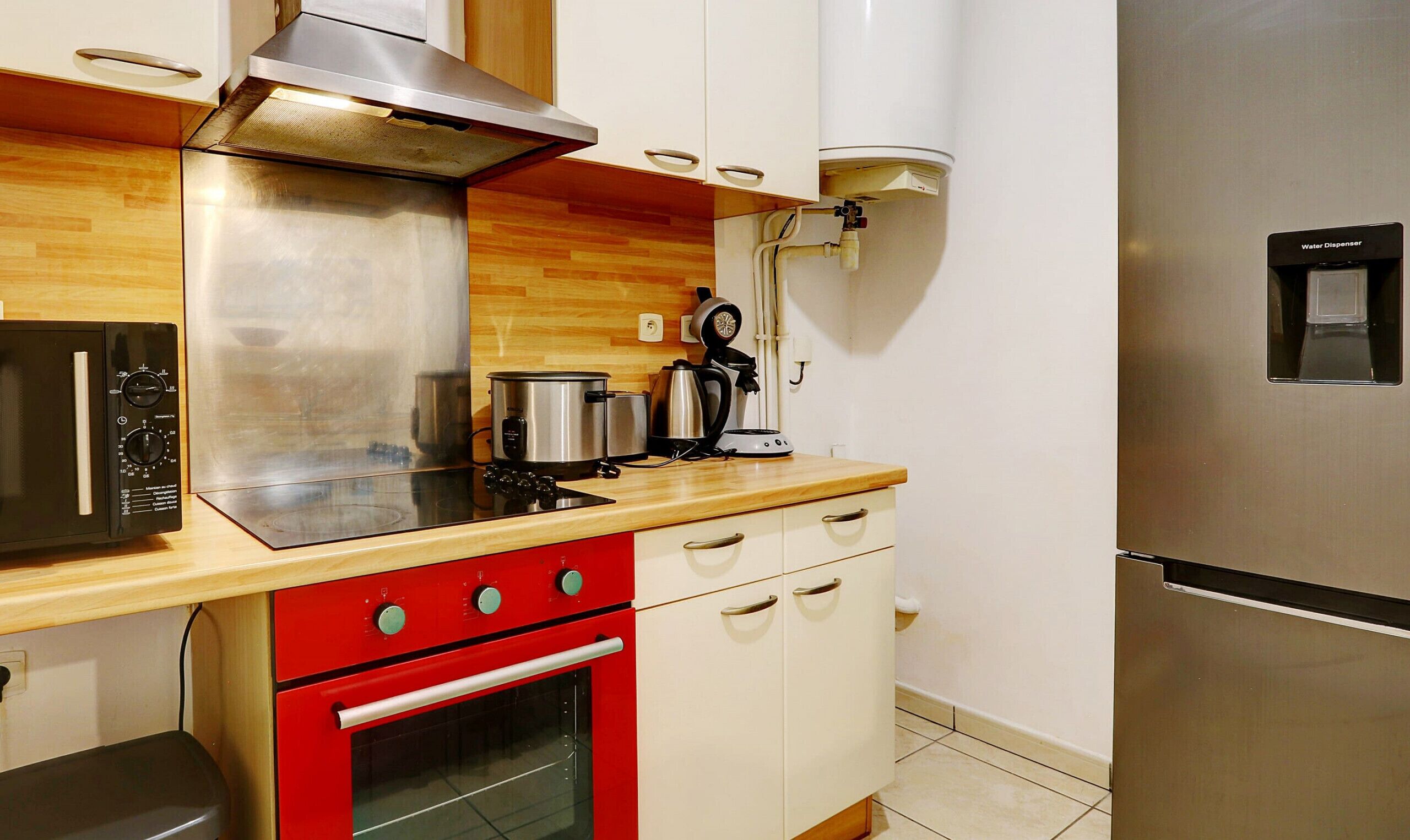 Réfrigérateur, micro-ondes, four, plaque de cuisson