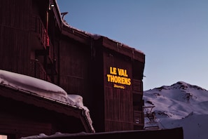 Un edificio de madera con un letrero que dice 'LE VAL THORENS'.