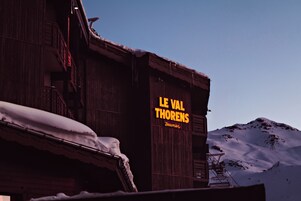 Egy faház, amelyen egy tábla jelzi: „LE VAL THORENS”.