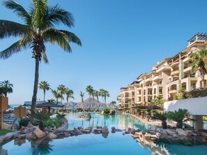 Alberca al aire libre y alberca climatizada