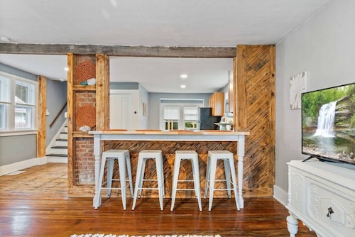 Great Value - 2 BDRM Sleeps 4 - Onsite parking!