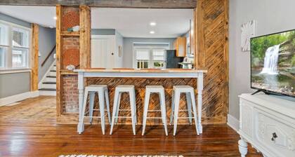 Great Value - 2 BDRM Sleeps 4 - Onsite parking!