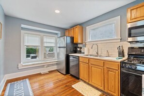 Réfrigérateur, four à micro-ondes, un four, surface de cuisson