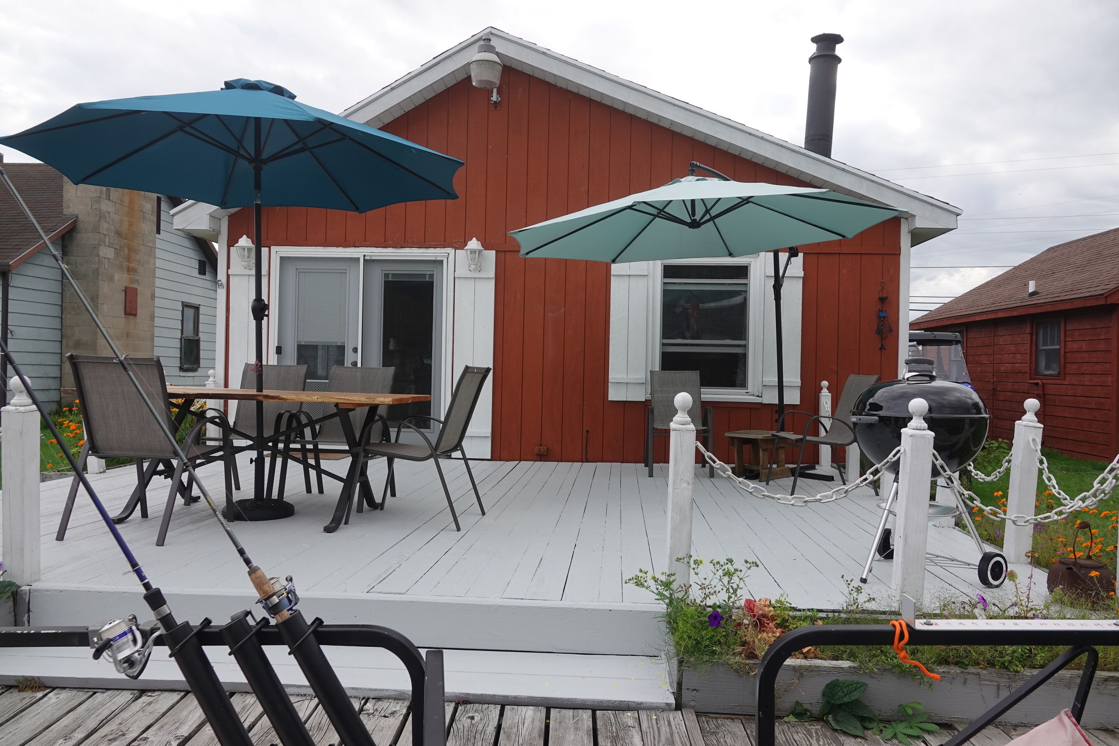 Boaters paradise, beautiful cottage on canal 100 feet from lake.