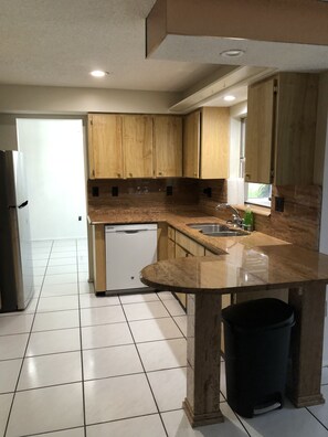 冰箱、微波炉、烤箱、炉灶