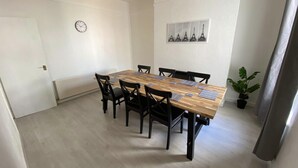 In-room dining - New modern home close to the city (Wallasey)