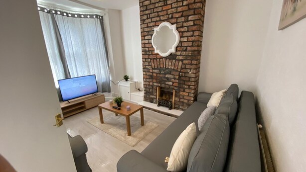 Standard House | Living area | 43-inch Smart TV with satellite channels, TV, Netflix - New modern home close to the city (Wallasey)