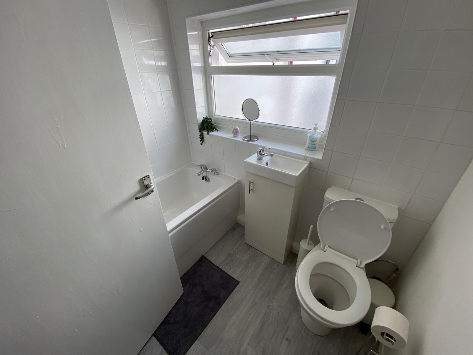 Bathtub, free toiletries, towels