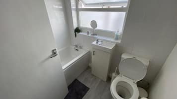 Bathtub, free toiletries, towels