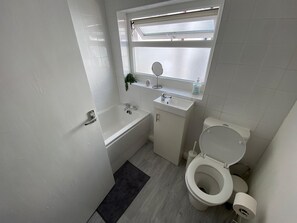 Bathtub, free toiletries, towels