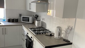 Private kitchen - New modern home close to the city (Wallasey)