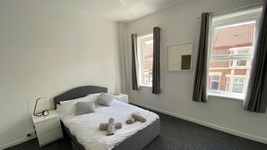 3 bedrooms, iron/ironing board - New modern home close to the city (Wallasey)