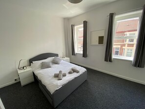 3 عدّة غرف نوم ومكواة/لوح كي