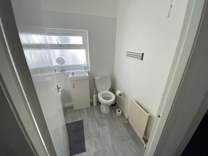 Badkar, gratis toalettartiklar och handdukar