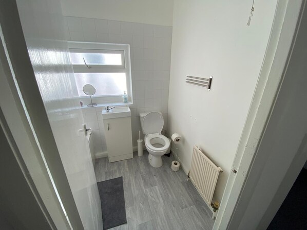 Bathroom - New modern home close to the city (Wallasey)