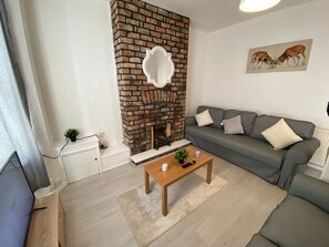 43-tums smart-tv med satellitkanaler, tv och Netflix