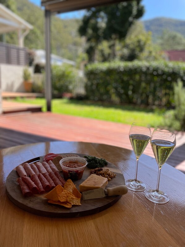 Outdoor dining - Somerset Dam Retreat - Relax & unwind. Sleeps 10 (Somerset Dam)