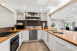 Fridge, microwave, oven, stovetop - Somerset Dam Retreat - Relax & unwind. Sleeps 10 (Somerset Dam)