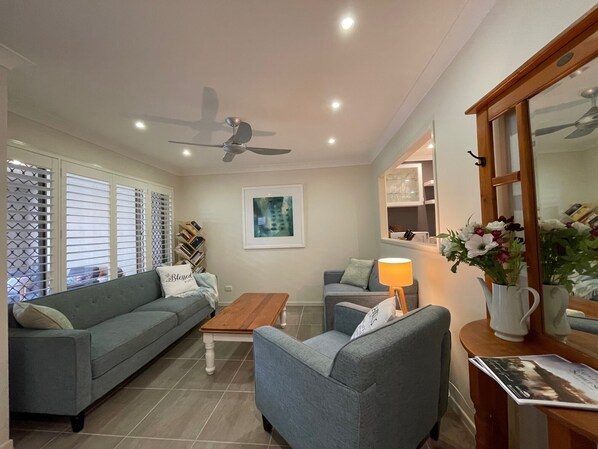 Smart TV, fireplace, DVD player, ping pong