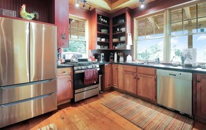 Réfrigérateur, four à micro-ondes, un four, surface de cuisson