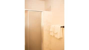 Dusche, Handtücher, Toilettenpapier