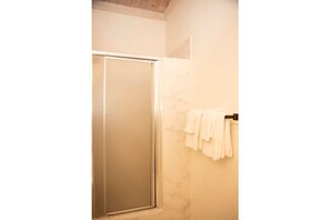 Dusche, Handtücher, Toilettenpapier