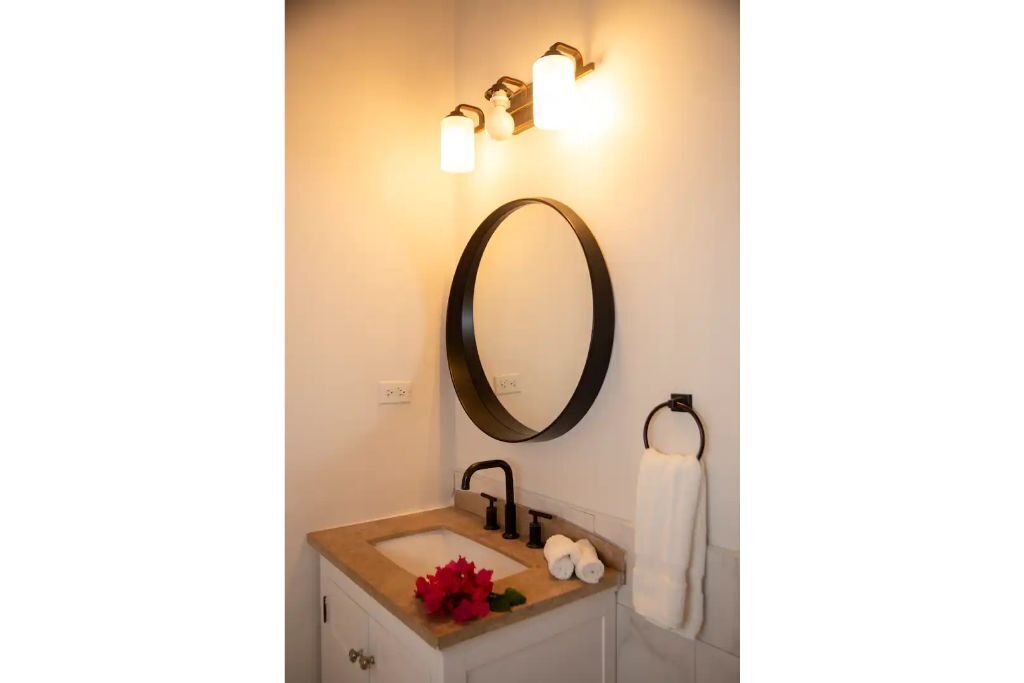 Douche, serviettes fournies, papier toilette