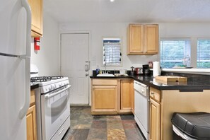 Four à micro-ondes, surface de cuisson, lave-vaisselle