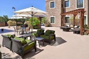 Outdoor dining - Free Breakfast + Outdoor Pool + Hot Tub (San Antonio)