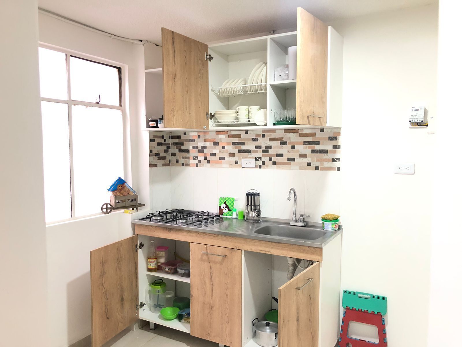 Geladeira, cafeteira/chaleira, moedor de café