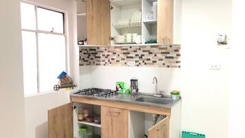 KĂŒhlschrank, Wasserkocher mit Kaffee-/Teezubehör, KaffeemĂŒhle