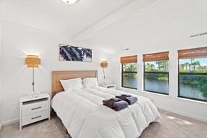 4 soverom, skrivebord, wi-fi (inkludert) og sengetøy