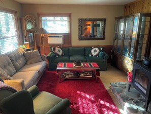 Een smart-tv, een open haard en boeken