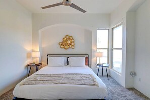 6 soverom, skrivebord, strykejern/-brett og reiseseng for barn