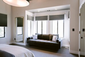 3 habitaciones, escritorio, tabla de planchar con plancha y wifi 
