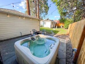 Outdoor spa tub - Cute Home with fully fenced yard Hot Tub and Fire Pit. (Grants Pass)
