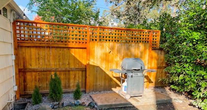 Cute Home with fully fenced yard Hot Tub and Fire Pit.