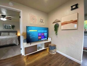 1 bedroom, iron/ironing board, travel crib, WiFi - Cute Home with fully fenced yard Hot Tub and Fire Pit. (Grants Pass)