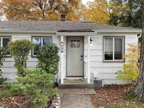 Exterior detail - Cute Home with fully fenced yard Hot Tub and Fire Pit. (Grants Pass)