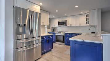Coffee/tea maker, fridge, microwave, stovetop